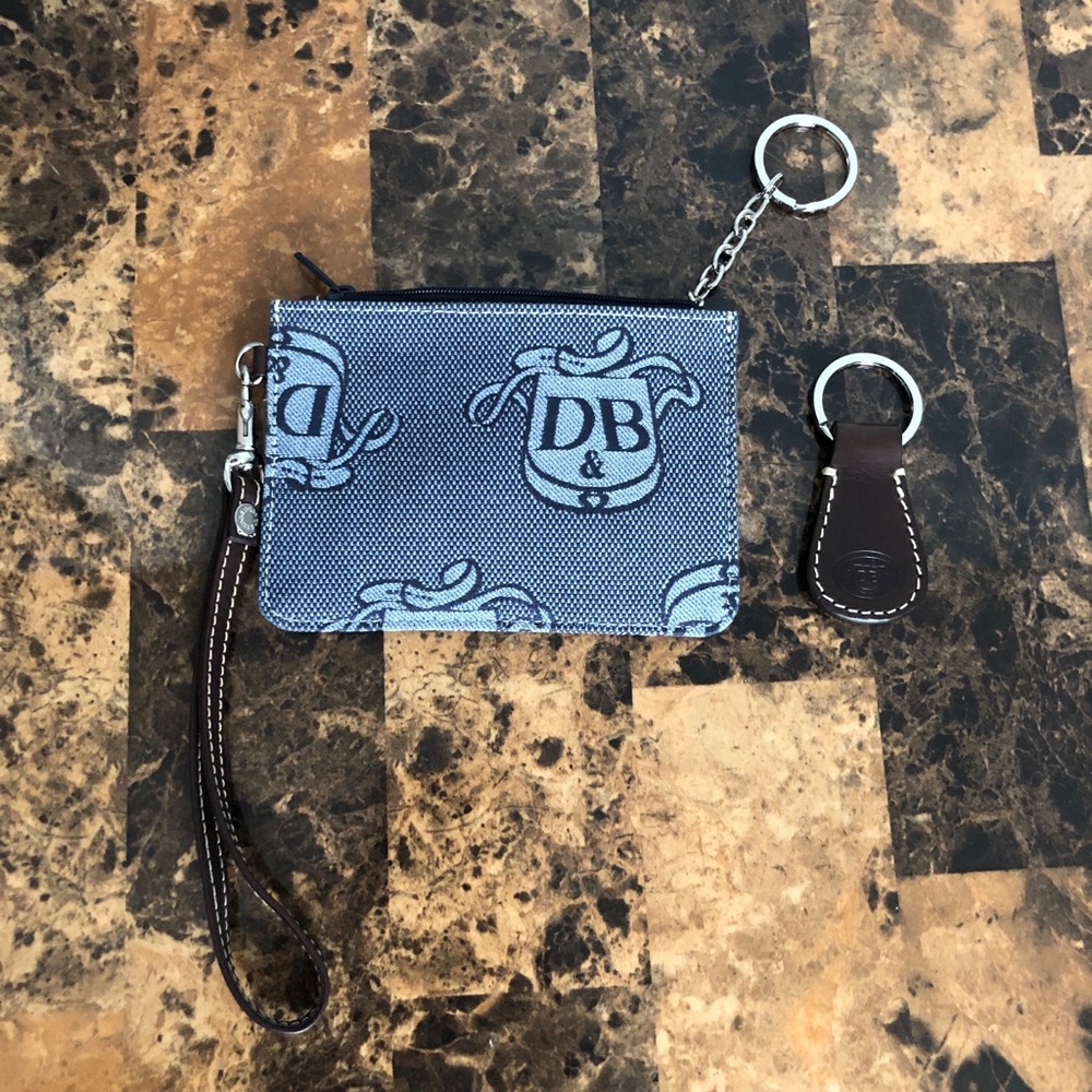 Dooney & Bourke (DB) Wristlet / Zipper Wallet🧳